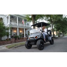 Ezgo Liberty Metalic Charcoal, con Asientos premium color Mushroom y soporte de bolsas